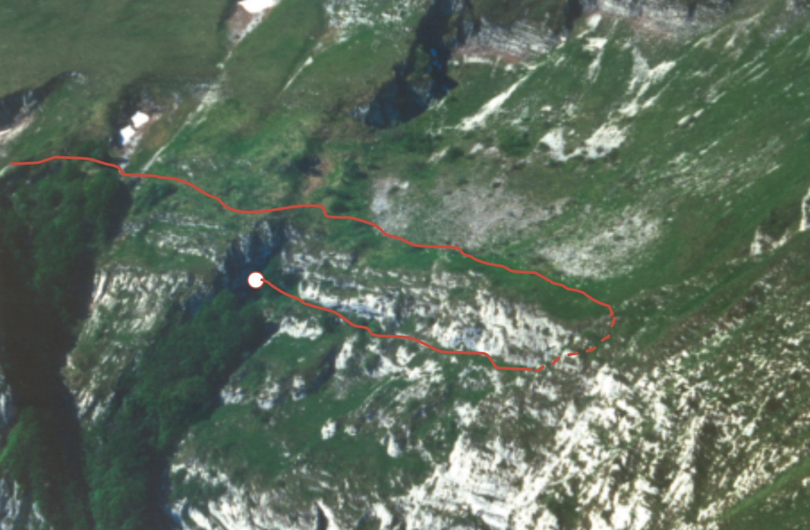 La testata della valle dell’Acquasanta con l’itinerario dalla val di Tela per raggiungere le “grotte di Angilino” 