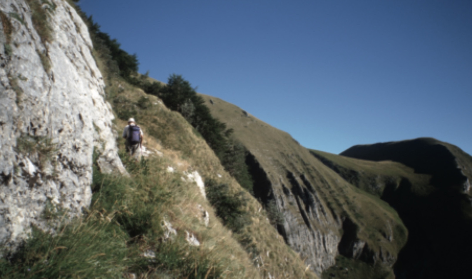 L’itinerario che dalla val di Tela raggiunge la testata della valle dell’Acquasanta si inerpica tra rocce e ripidi pendii, sullo sfondo il versante est del Monte Pietralata ed il Monte Cacamillo.