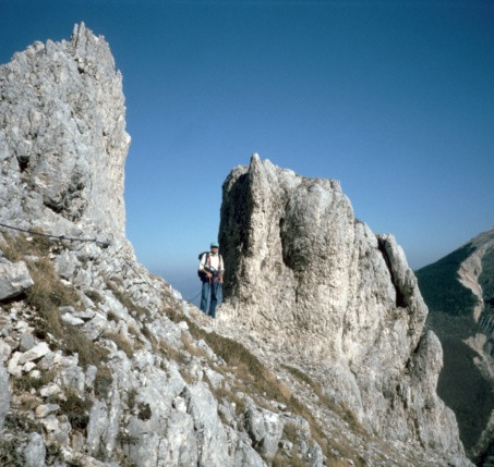 Le caratteristiche formazioni rocciose poste a metà itinerario, prima di raggiungere la cima del Torrione della Grotta del Diavolo