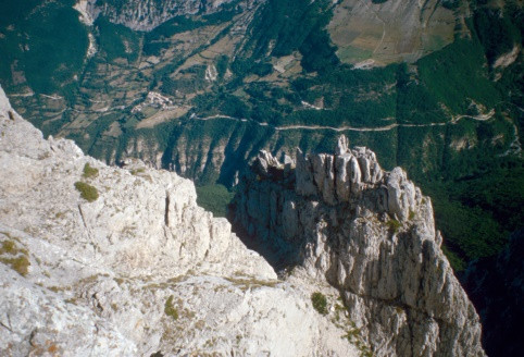 Le stesse formazioni rocciose viste dal canale nord della Croce di Monte Bove; a sinistra sullo sfondo il paese di Casali di Ussita e la strada che sale verso la Val di Panico