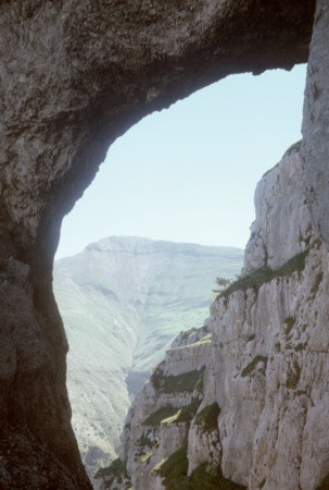 Il versante ovest del Pizzo Tre Vescovi visto dalla “finestra”