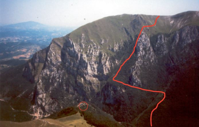 Il versante nord del Monte Zampa con l’itinerario di salita, visto dai “grottoni” del Monte Priora, cerchiato il romitorio di S. Leonardo