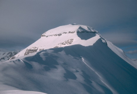 La cima del Monte Sibilla con la caratteristica “corona” quasi sommersa da una quantità impressionante di neve: inverno 1990