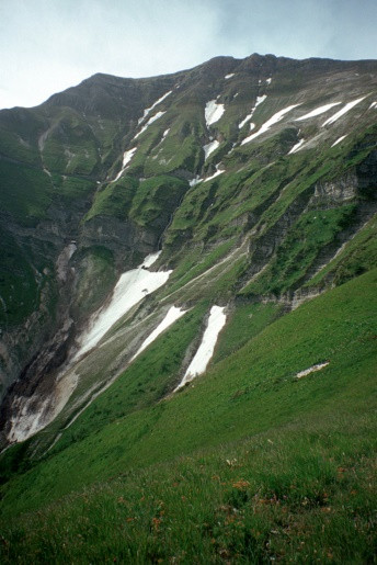 Il selvaggio e ripido versante nord del Monte Sibilla denominato “Le Vene” con le sue numerose cascate visto dal Torrione sinistro