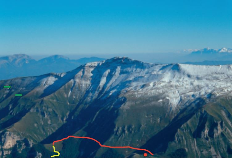 Il Monte Sibilla, versante nord con il fosso “Le Vene” e la prima neve dell’autunno visto dal Pizzo Regina (M. Priora), sullo sfondo a sinistra il Monte Camicia e la Maiella (appennino abruzzese)