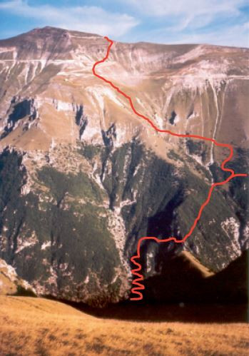 Versante est del Monte Sibilla visto da cima della Prata, con l’itinerario di salita
