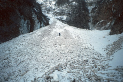 Il nevaio di “Buggero” che raccoglie le slavine dal versante nord di M. Cacamillo, in piena forma, ai lati si formano numerose cascate gelate