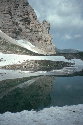 Il Gran Gendarme del Pizzo del Diavolo si specchia sulle acque del lago di Pilato ancora parzialmente gelato: 16 luglio 1999