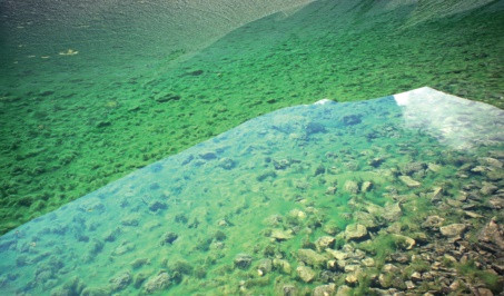 Il caratteristico colore verde delle alghe del fondo del lago di Pilato
