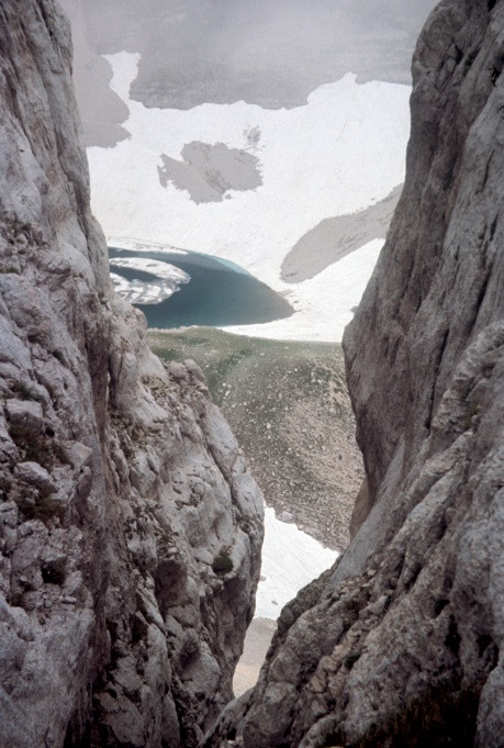 Il lago di Pilato visto dalla Forcella del Gran Gendarme durante una salita su roccia delle numerose vie del Pizzo del Diavolo (direttissima al colletto del Gran Gendarme)