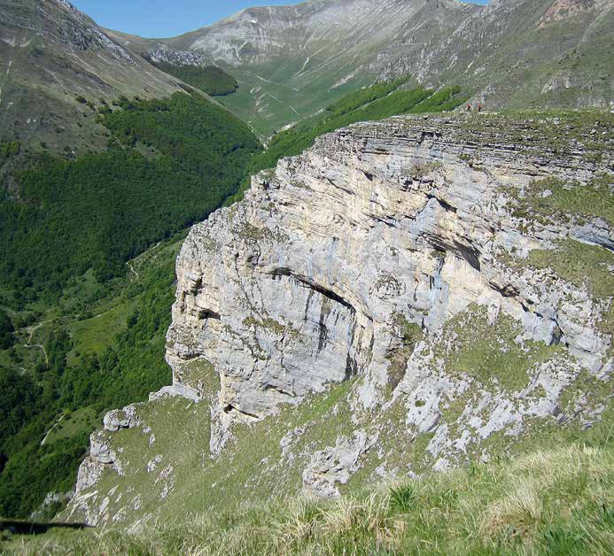 30 L’ultimo torrione de “i Grottoni” del M. Priora, a sinistra Capotenna e in alto il M. Bove sud e Passo Cattivo