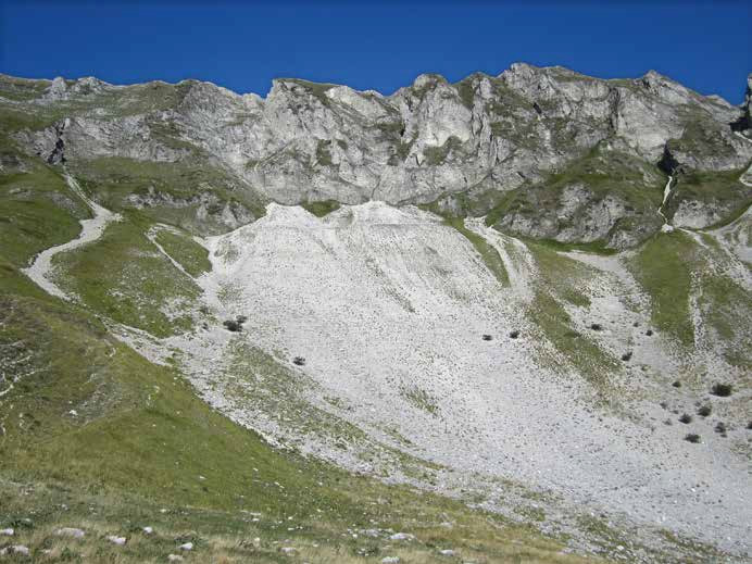 37 Il ghiaione iniziale del Sentiero del Ramatico ben visibile in alto sotto alle rocce