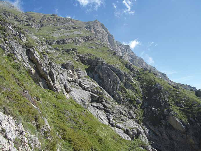 49 Traversata del canalone della via “diretta alla cima”, in alto la cima della Piramide