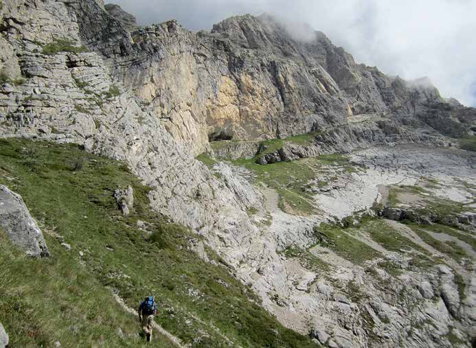 50 Ormai giunti nei pressi dell’“Aia della Regina”, sotto alla parete gialla la Grotta delle Fate