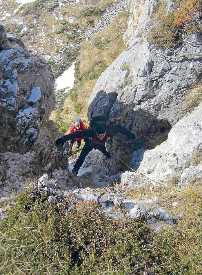 53 Salita su camino di roccia nei torrioni laterali del canale dei mezzi litri