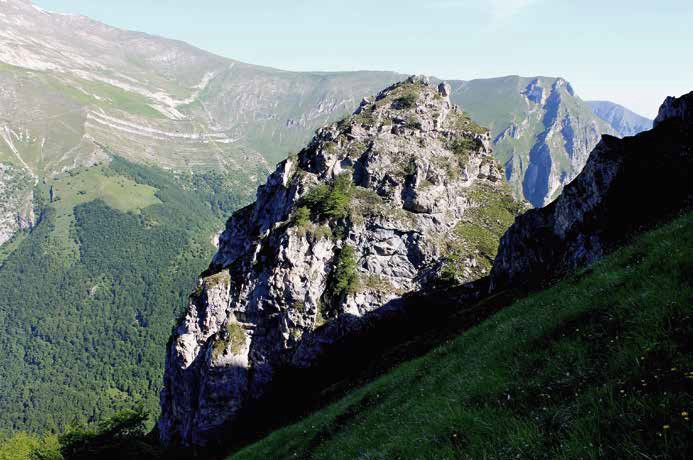 59 Il primo torrione di “meta”, a destra in ombra la rampa di salita, sullo sfondo il Pizzo e la lunga cresta del M. Priora