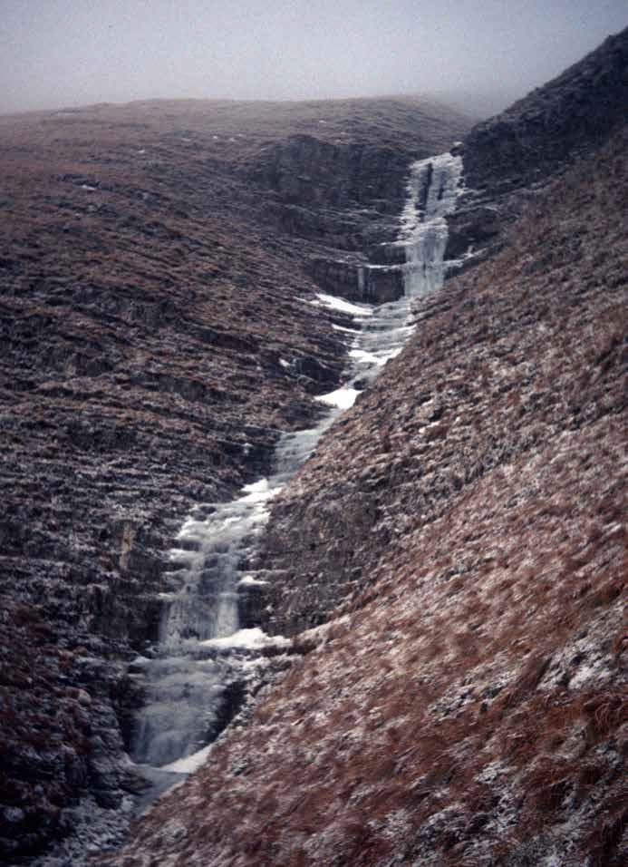 79 La goulotte –cascata del canale dello Scoglio del Montone non ancora formata con la prima neve invernale