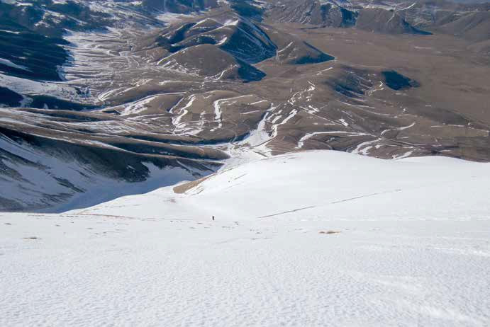 89 Il tratto finale della salita: la Valle Santa e il Piano Grande e Piccolo